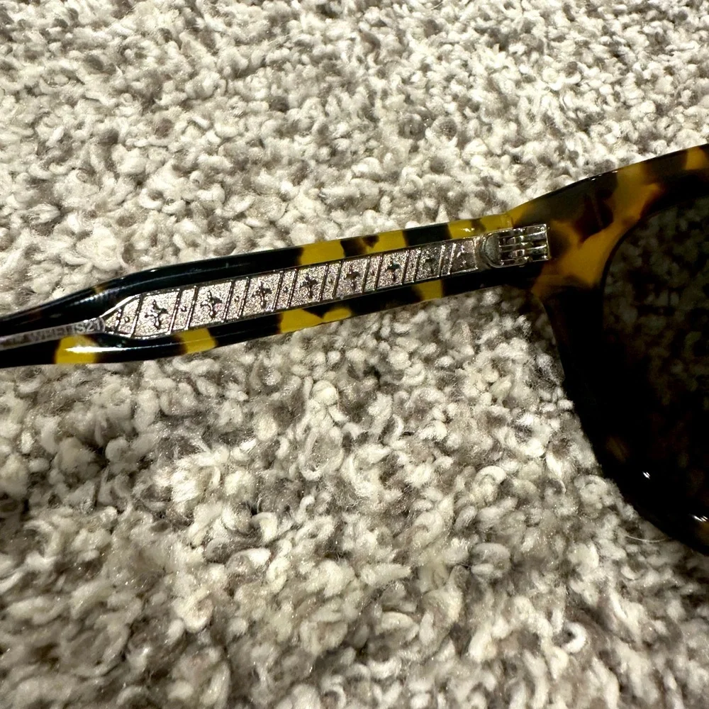 Harry Potter DIFF Charitable Collaboration - Hufflepuff Sunglasses - Picture 5 of 7